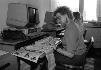 Media group Schmidt & Partner: Editor of the newspaper Junge Welt at work in Berlin ..., 1991 (photo)