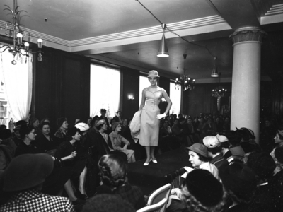 Oslo, 19560321: Fashion show in Steen and Strøm magazine ..., 1956 (photo)