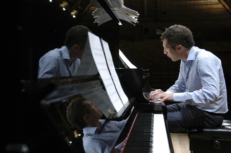 Ades, Thomas playing the piano at Aldeburgh Festival 2004