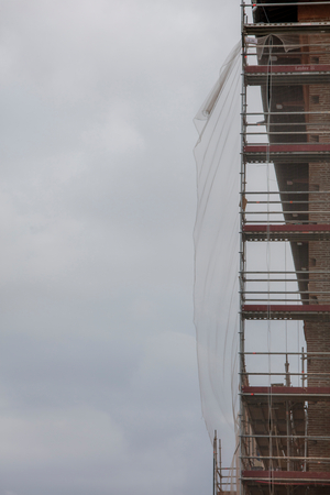 Scaffolding with flying safety net (photo)