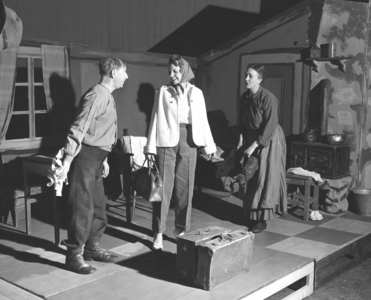 Oslo, 19520126. Theater piece "Trost in the roof lamp" by Alf Prøysen at Det Norske Theater ..., 1952 (photo)
