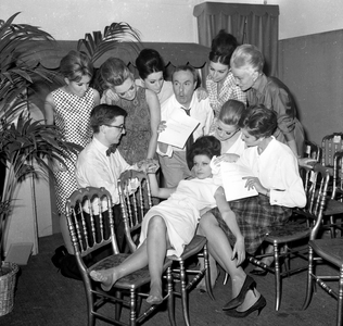 

Jacques Esterel surrounds his mannequins, 1963 (b/w photo)