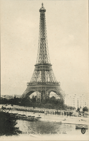 Paris: La Tour Eiffel (b/w photo)