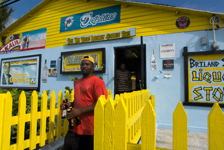 Bar pub Vic Hum Club in Dunmore Town, Harbour Island, Eleuthera, Bahamas (photo)
