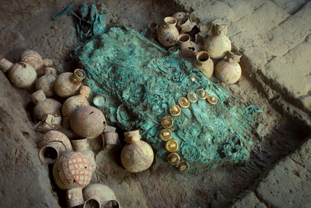 Moche royal tomb treasure including a gold spider necklace of the Old Lord of Sipan, 1989 (photo)