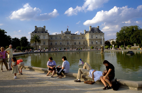 Scene in the Jardin du Luxembourg in Paris, 1999 (photo)
