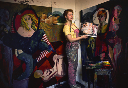 Student artist painting at the Glasgow School, 1984 (photo)