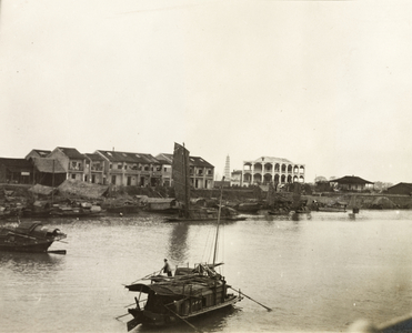 Boats on the Xijiang River at Sam Shui, c.1906 (b/w photo) [1998/028/1/1/110]