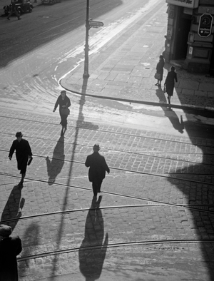 people at a street in Berlin with their shadows, Germany 1930s (b/w photo)