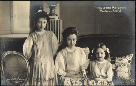 Ak The Princesses Margareta, Märta and Astrid in the Salon (b/w photo)