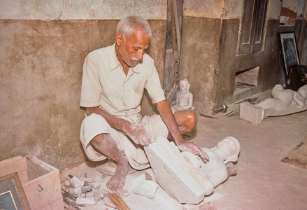 Craftsman making Buddha statue, Jaipur, Rajasthan, India, 1977 (photo)