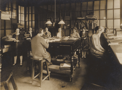 Unidentified English engineering works, early 20th century (b/w photo)