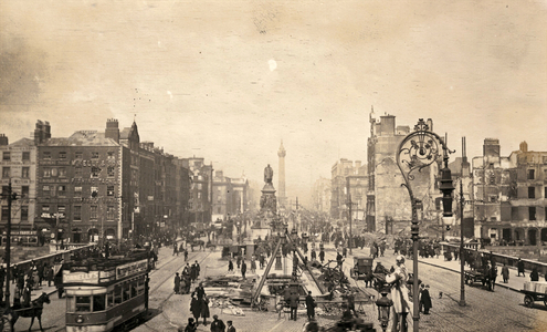 O'Connell Monument surrounded by ruins, Dublin, 1916 (b/w photo)