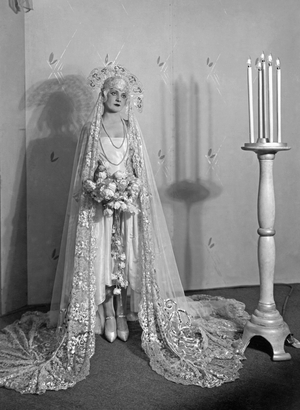 Bridal fashion, 1927 (b/w photo)