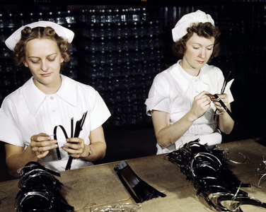 Navy Wives assembling bands for blood transfusions bottles at Baxter Laboratories, 1942 (photo)