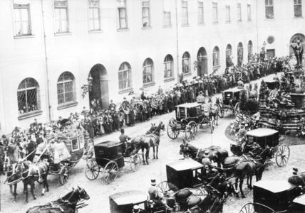 Cabs in Brunnenhof in Munich, 10.07.1900 (b/w photo)