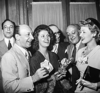 "Grand Prix Mondial du Rire" for film "On demande un assassin" on September 12, 1949 at Claridge Hotel, Paris : Ernst Neubach (scenariste et metteur en scene), Claude Chenard, Armand Bernard, Yves Deniaud and Noelle Norman (b/w photo)