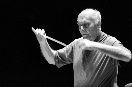 Sir Georg Solti in 1990 (b/w photo)