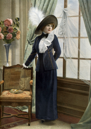 Soprano Zina Brozia, dressed by J. Duke, photo from french paper "Le Theatre" may 11, 1912