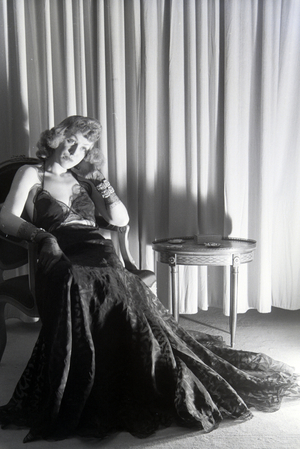A model trying a dress of fashion designer Hilda Romatzki, Germany ca.1939 (b/w photo)