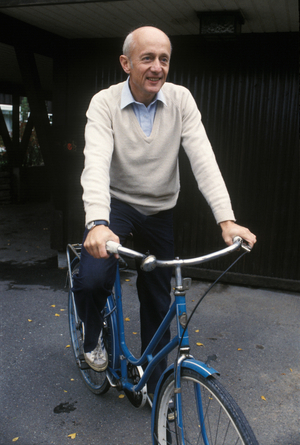 Oslo: 19810914 Politician Kåre Willoch (H) on a blue bicycle, the day before the …, 1981 (photo)
