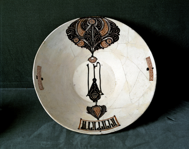 PERSIAN ART: Dish à l'aiguiere. From Samarcand or Nichapur., 11th century (céramique)
