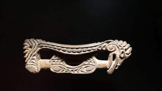 Wooden headrest from the Nagodombi of Yesimbit
