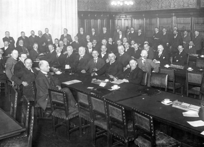Reichstag fraction of the DNVP, 1924 (b/w photo)
