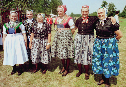 Brandenburg, Sorbian women in front of a folklore dance, 1997 (photo)