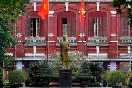 Quoc Hoc school, Nguyen Tat Thanh ( President Ho Chi Minh), Statue, Hue, Vietnam, 2019 (photo)