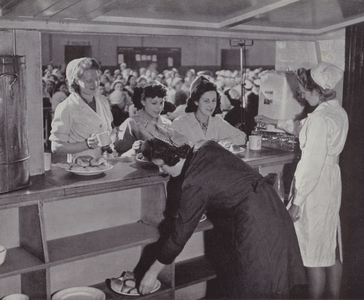 Tea for the workers, WW2 (b/w photo)
