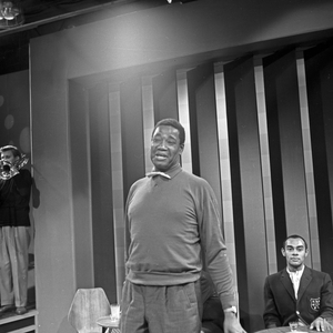 Kenneth Spencer singing in a TV entertainment show, Germany 1960s