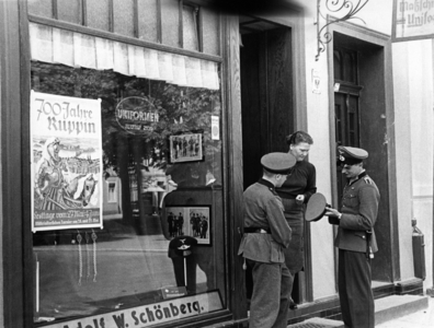 Soldiers while shopping, 1939 (b/w photo)
