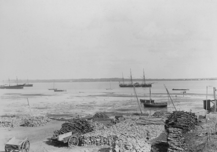 The beach of Lourenco Marques in Mozambique, around 1900