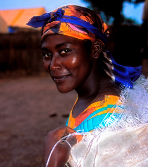 Tanzania woman with bag of grain at UNHCR food dispersal centre, 1997 (photo)
