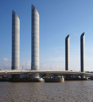 Bordeaux. 
Pont Chaban Delmas, projet lavigne GTM.
Travaux de 2009 a 2012.
Longueur 575m et hauteur 77m.