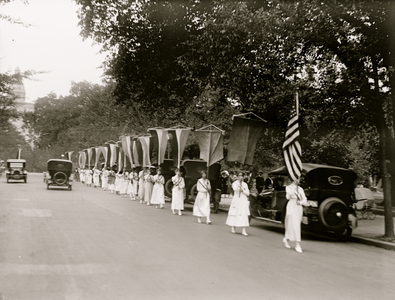 Mannerists parade near the Capitol 1913 (photo)