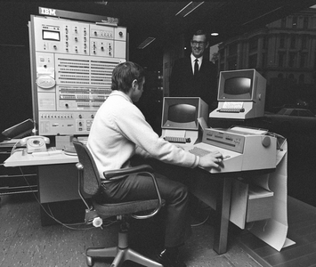 Oslo on January 30, 1971. "EDB - serves or enemy." "Operator Harry Lundby by a printer …, 1971 (photo)