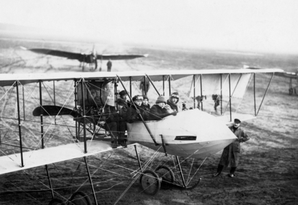 Passenger flight of E. v. Gorrissen, 1912 (b/w photo)