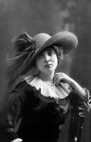 French comedian Marcelle Gaydon, photo from french paper "Le Theatre" february 1912