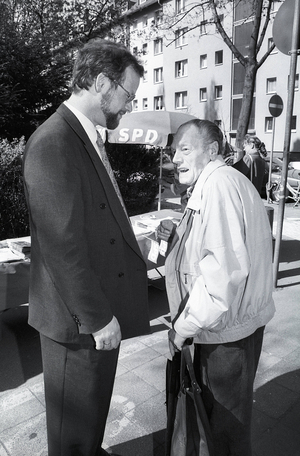 Rudolf Scharping (left, Germany SPD) during the Rhineland-Palatinate election campaign in Mainz..., 1991 (photo)