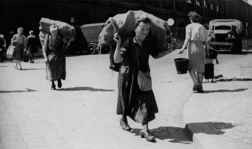 Postwar period, food distribution 1945 (photo)