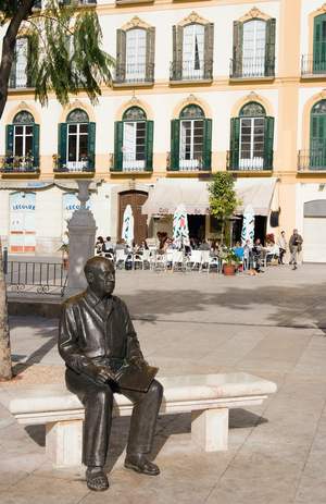 Bronze statue of Pablo Picasso by Francisco Lopez, in Plaza de la Merced, Malaga, Andalucia, Spain (photo)