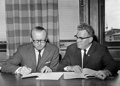 Oslo 19660812 Subject to the first collective home insurance agreement. Director Kjell Holler of Samvirke …, 1966 (photo)
