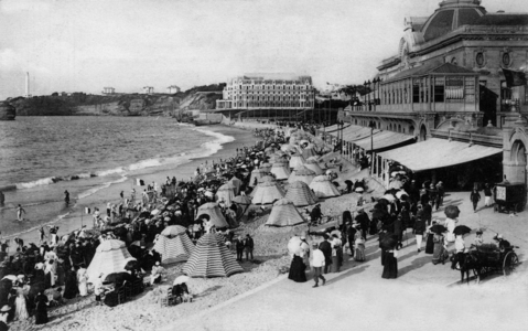 Biarritz (France): la Grande Plage, the Bellevue casino and the palace of Empress Eugenie converted into the Hotel du Palais in 1893. Postcard, c 1900 - 1910.