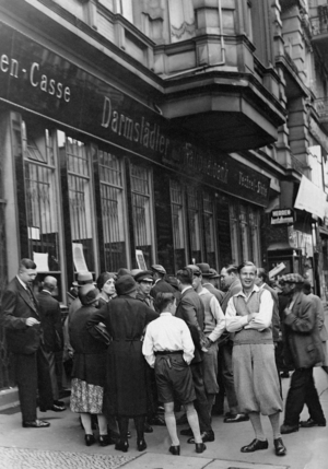Crowd outside a branch of the Danat bank in Berlin, 1931 (b/w photo)