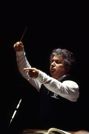 Yuri Aharonovitch - Portrait of the russian conductor (1932 - 2003) conductinf The Orchestra of Paris in 1988