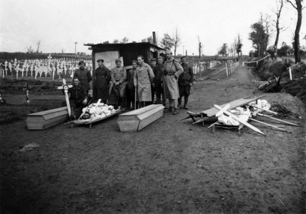 Building of the military cemetery of Notre Dame de Lorette in Ablain-Saint-Nazaire (Nord Pas de Calais, France) a the end of the ww1 (opening in 1925) : burial in temporary graves (german prisoners of war are helping)