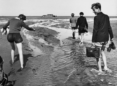 Pupils on the way to Süderoog, 1949 (photo)
