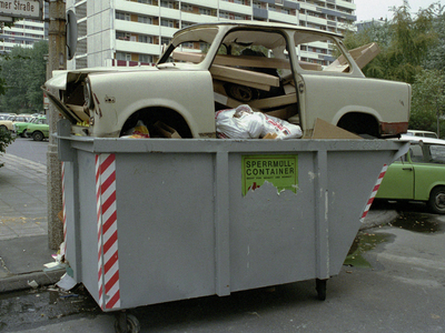 Berlin, Trabi in the garbage 1990 (photo)